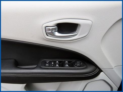 Used 2021 Jeep Compass Latitude AWD/4WD image 12