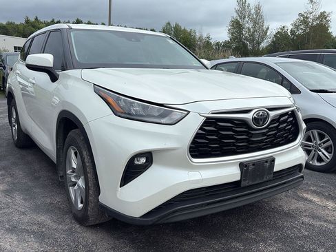 Used 2020 Toyota Highlander LE AWD/4WD image 2