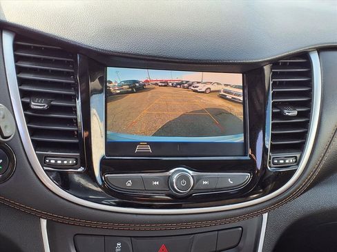 Used 2022 Chevrolet Trax LT w/ LT Convenience Package image 6