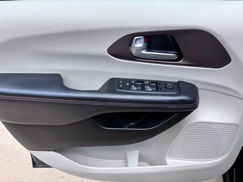 Used 2018 Chrysler Pacifica Touring Plus w/ Tire & Wheel Group FWD image 17