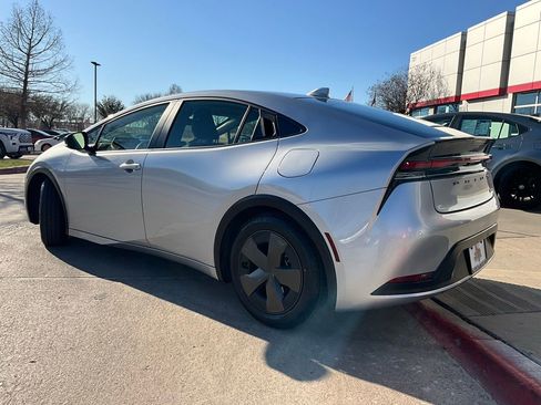 Used 2025 Toyota Prius LE image 8