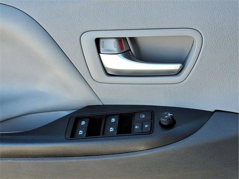 Used 2017 Toyota Sienna LE image 18