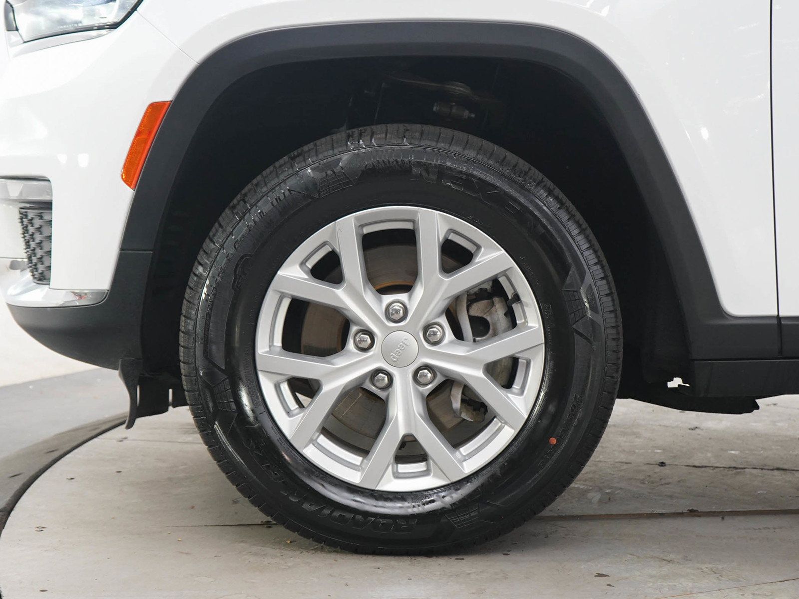 Used 2023 Jeep Grand Cherokee L Limited AWD/4WD image 30