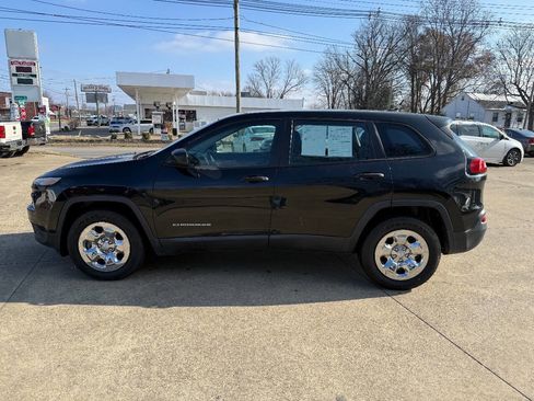 Used 2014 Jeep Cherokee Sport image 4