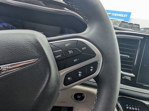 Used 2023 Chrysler Pacifica Limited FWD image 16