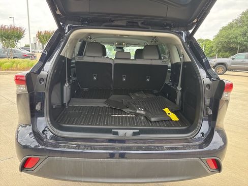Used 2023 Toyota Highlander LE image 13
