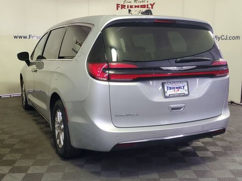 Used 2024 Chrysler Pacifica Touring-L FWD image 3