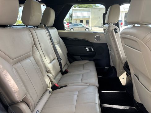 Used 2020 Land Rover Discovery SE image 27