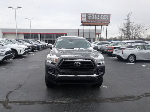 Used 2022 Toyota Tacoma SR image 2