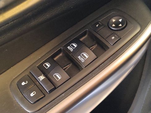 Used 2019 Jeep Cherokee Latitude Plus FWD image 27
