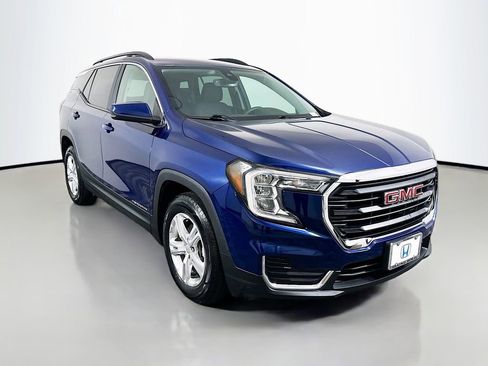 Used 2022 GMC Terrain SLE w/ Driver Convenience Package image 3