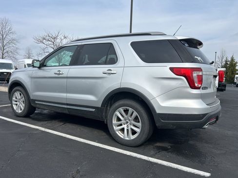 Used 2018 Ford Explorer XLT w/ Equipment Group 202A image 4