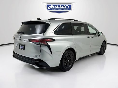 Used 2024 Toyota Sienna XSE AWD/4WD image 8