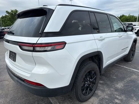 Used 2025 Jeep Grand Cherokee Altitude AWD/4WD image 2