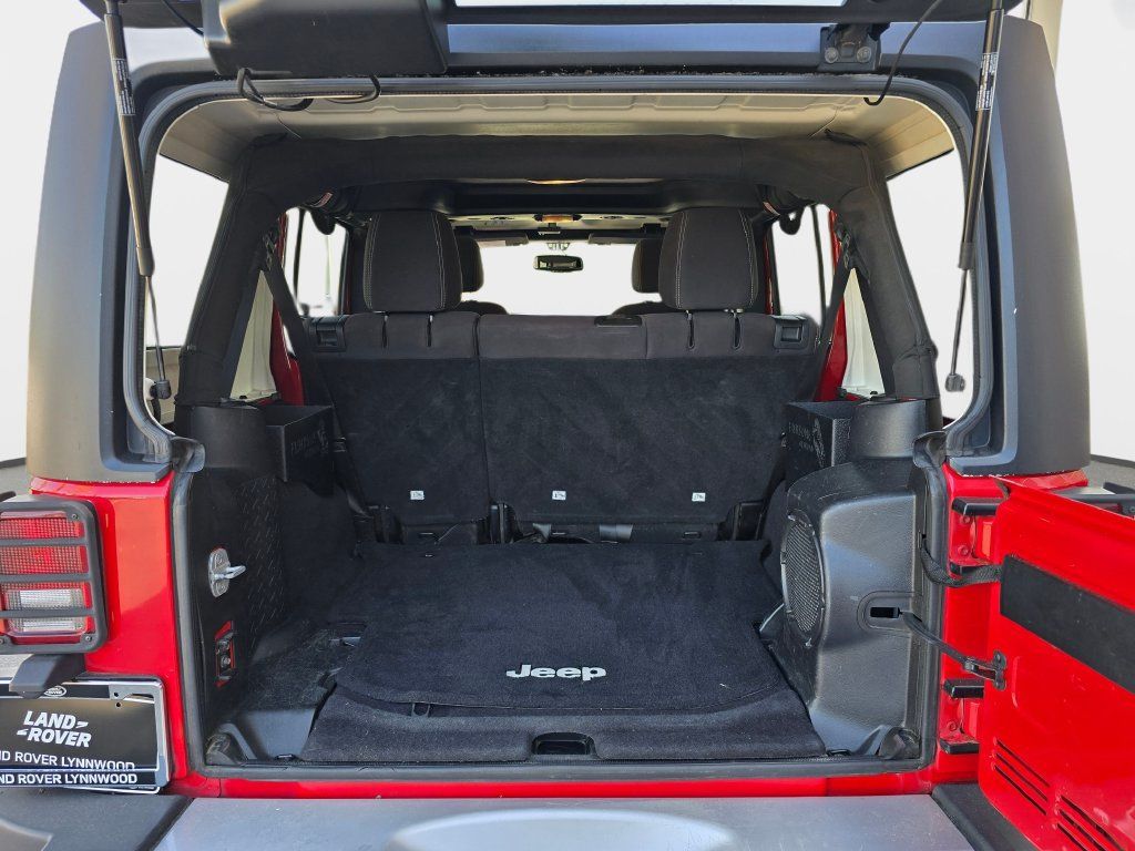 Used 2013 Jeep Wrangler Unlimited Sahara AWD/4WD image 14