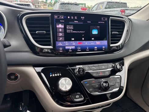 Used 2023 Chrysler Pacifica Touring-L FWD image 17
