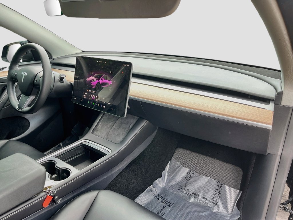 Used 2025 Tesla Model Y Long Range RWD image 29