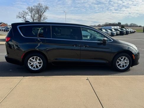 Used 2022 Chrysler Voyager LX FWD image 10