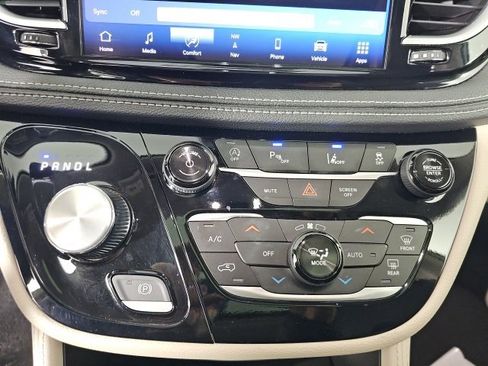 Certified 2024 Chrysler Pacifica Limited image 22