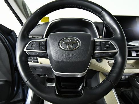 Used 2023 Toyota Highlander Limited image 2