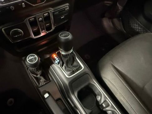 Used 2019 Jeep Wrangler Unlimited Sahara image 37