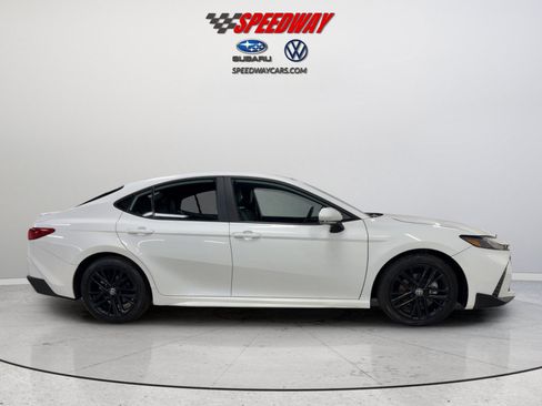Used 2025 Toyota Camry SE FWD image 4