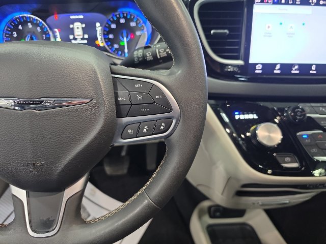 Used 2024 Chrysler Pacifica Touring-L FWD image 18
