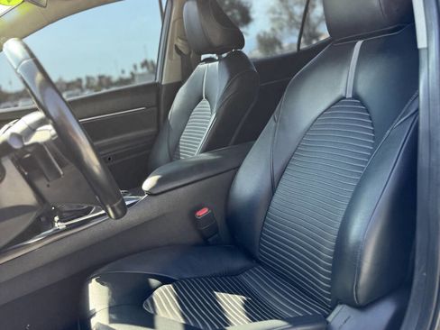 Used 2020 Toyota Camry SE image 11