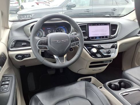 Used 2023 Chrysler Pacifica Touring-L AWD/4WD image 5