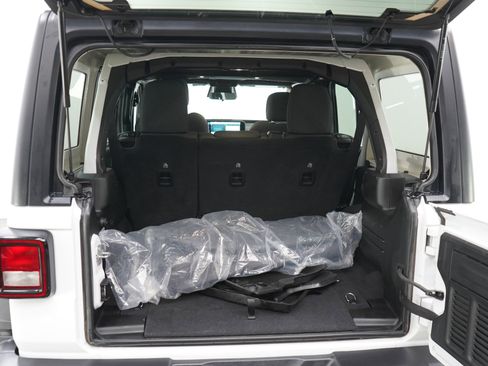 Used 2025 Jeep Wrangler Willys AWD/4WD image 16