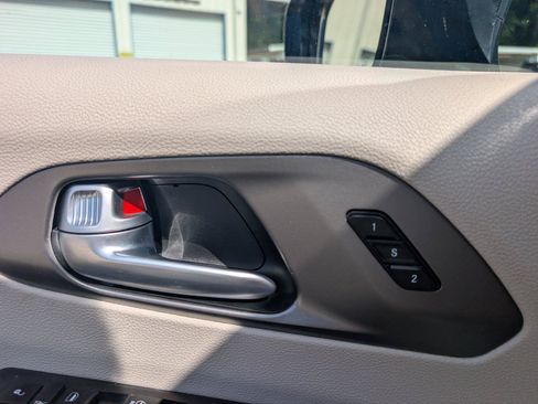 Used 2024 Chrysler Pacifica Touring-L FWD image 28