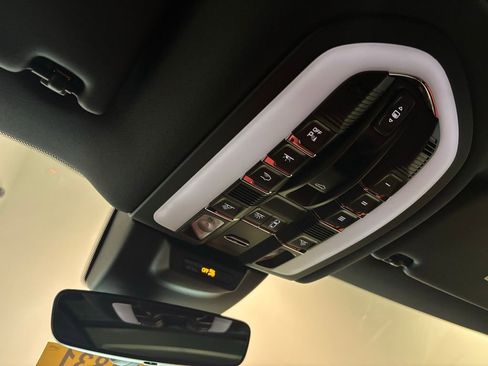 Certified 2025 Porsche Macan image 17