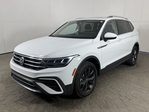 Used 2022 Volkswagen Tiguan SE w/ Panoramic Sunroof Package FWD image 3