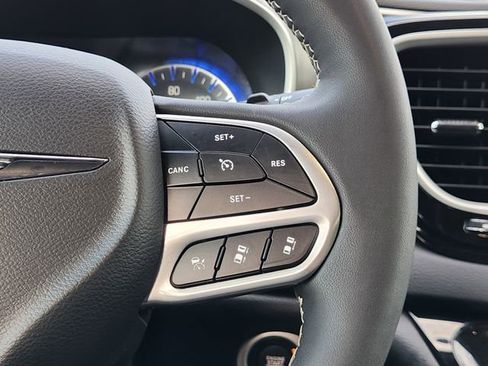 Used 2025 Chrysler Pacifica Select FWD image 28