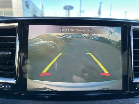 Used 2023 Chrysler Pacifica Touring-L image 48