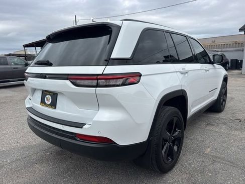 Used 2023 Jeep Grand Cherokee Altitude AWD/4WD image 5