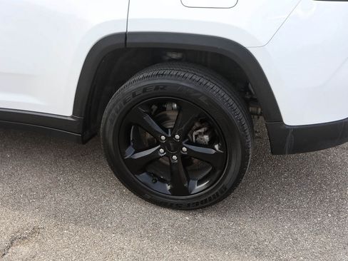 Used 2023 Jeep Grand Cherokee Altitude image 4