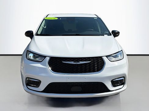 Used 2024 Chrysler Pacifica Touring-L image 8