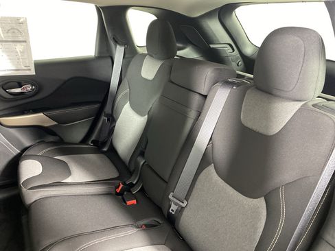 Used 2018 Jeep Cherokee Latitude w/ Safety Group AWD/4WD image 29