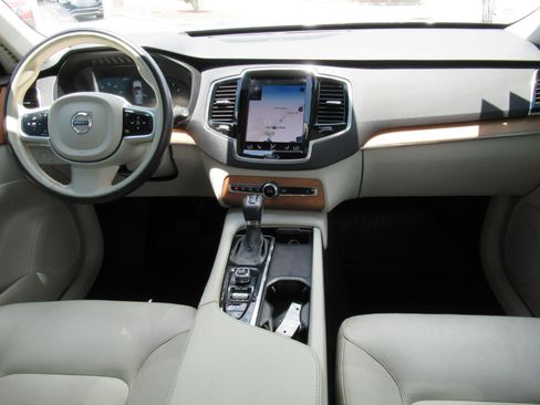 Used 2021 Volvo XC90 T6 Momentum w/ Advanced Package AWD/4WD image 12