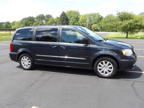 Used 2013 Chrysler Town & Country Touring FWD image 9