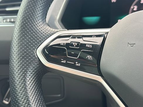 Used 2023 Volkswagen Tiguan SE R-Line image 31