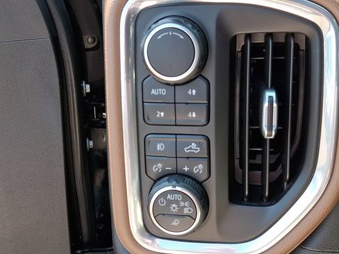 Used 2019 Chevrolet Silverado 1500 High Country w/ High Country Premium Package AWD/4WD image 29