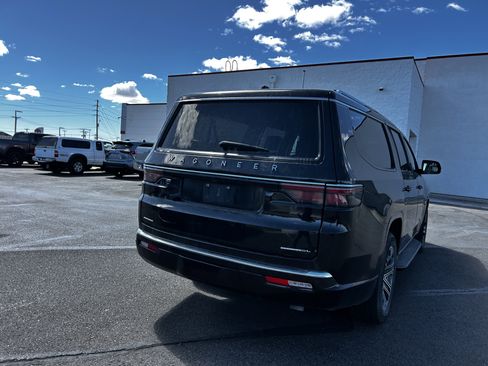 Used 2023 Jeep Wagoneer L Series II image 5