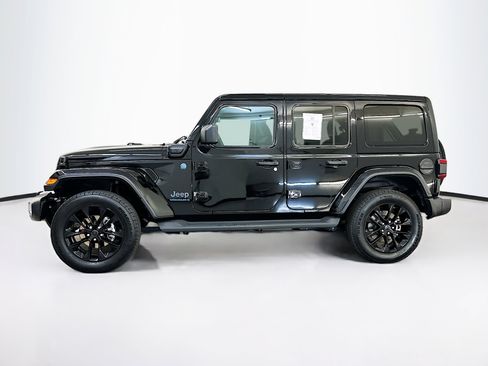Used 2025 Jeep Wrangler Sahara image 4