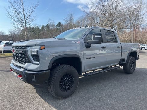 Used 2024 Chevrolet Silverado 2500 ZR2 w/ Technology Package image 2