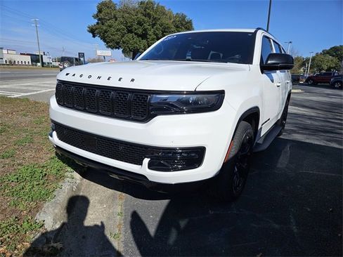 Used 2023 Jeep Wagoneer Series II image 2