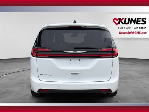 Used 2024 Chrysler Pacifica Touring-L FWD image 9