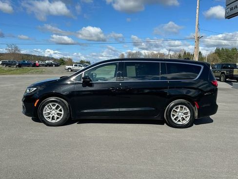 Used 2025 Chrysler Pacifica Select FWD image 2