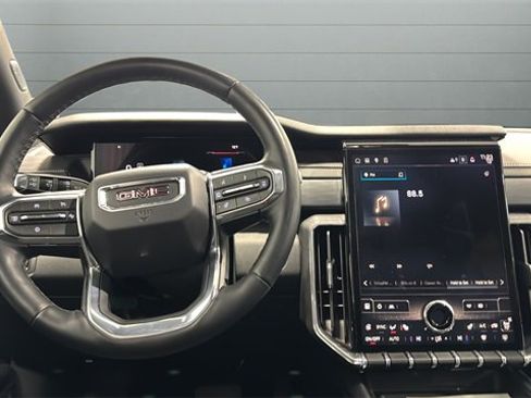 Used 2025 GMC Acadia Elevation image 13